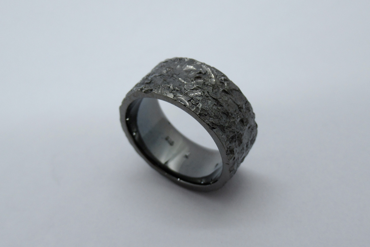 Ring Silber schwarz rhodiniert Knitterlook  - Wien
